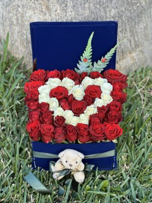 Adana kare kutu gül, kırmızı ve beyaz güllerle kusursuz bir kalp deseni işlenmiş romantik çiçek aranjmanı.