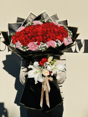Adana 101 gül buketi, aralarında taze kasımpatı çiçekleri bulunan gösterişli dev gül aranjmanı.