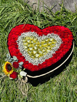 Adana çikolatalı gül kutusu, kırmızı güllerle çerçevelenmiş ortası cipso ve premium çikolata dolu kalp kutu.