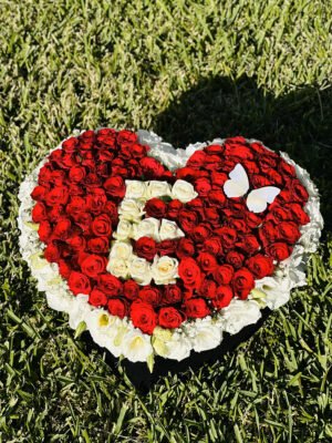 Adana baş harfli gül kutusu, kırmızı güllerden oluşan zemin üzerine beyaz güllerle harf yazılmış premium kalp aranjman.