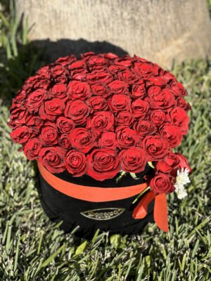 Adana yuvarlak kutu gül, isteğe göre tamamı kırmızı güllerden veya ortasında beyaz güllerle harf yazılı kişiselleştirilebilir aranjman.