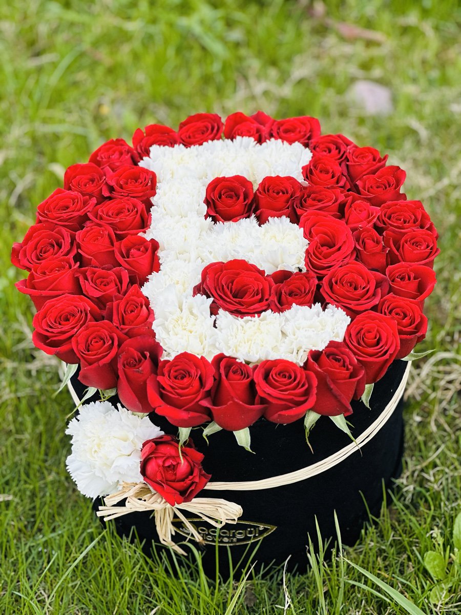 Adana yuvarlak kutu gül, isteğe göre tamamı kırmızı güllerden veya ortasında beyaz güllerle harf yazılı kişiselleştirilebilir aranjman.