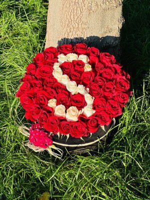 Adana yuvarlak kutu gül, isteğe göre tamamı kırmızı güllerden veya ortasında beyaz güllerle harf yazılı kişiselleştirilebilir aranjman.