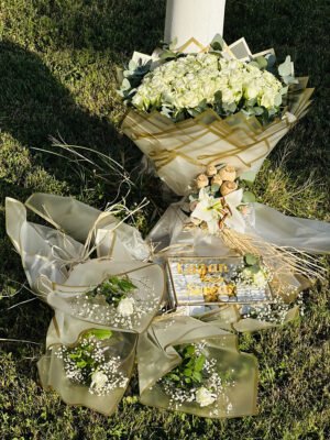 Adana kız isteme seti, uyumlu kurdelelerle süslenmiş beyaz gül buketi ve lüks çikolata dolu gondol.