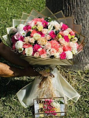 Adana kır çiçeği konseptli söz gondolu, pembe ve beyaz mevsim çiçekleri ile 4 adet taze pembe gülle süslenmiş lüks çikolata tepsisi.