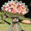 Adana kır çiçeği isteme buketi, pembe ve beyaz mevsim çiçekleri ile tasarımın merkezinde taze pembe güller bulunan lüks aranjman.