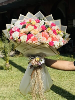 Adana kır çiçeği isteme buketi, pembe ve beyaz mevsim çiçekleri ile tasarımın merkezinde taze pembe güller bulunan lüks aranjman.