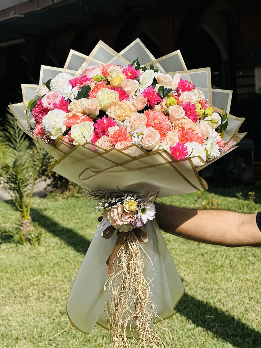 Adana kır çiçeği isteme buketi, pembe ve beyaz mevsim çiçekleri ile tasarımın merkezinde taze pembe güller bulunan lüks aranjman.