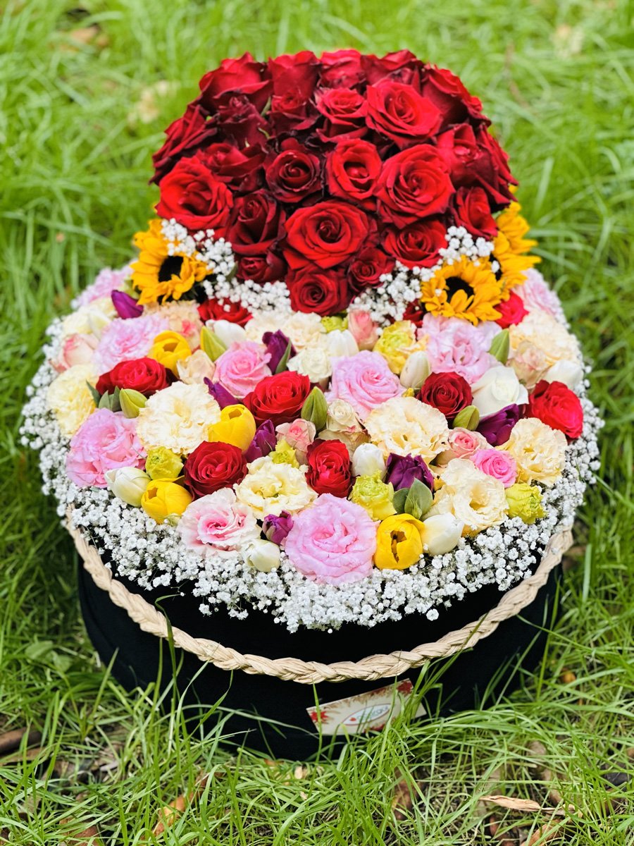 Adana karışık renkli gül kutusu, sarı lila pembe mor güllerin üzerinde kırmızı güller bulunan kalp şeklinde aranjman.