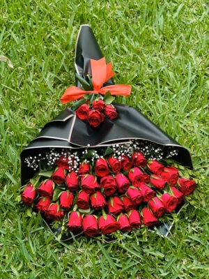 Adana siyah kağıtlı 41 gül, kırmızı güllerle hazırlanan premium lüks buket.