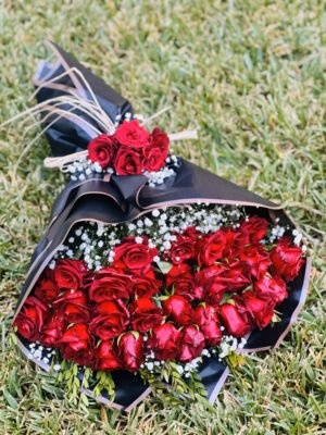 Adana siyah kağıtlı 41 gül, kırmızı güllerle hazırlanan premium lüks buket.