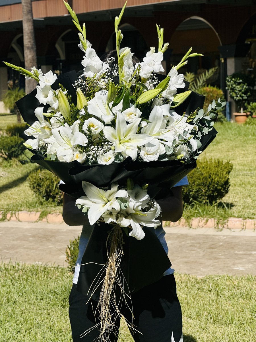 Adana siyah kağıtlı lilyum buketi, siyah premium ambalaj içinde iri kokulu beyaz casablanca çiçekleri.