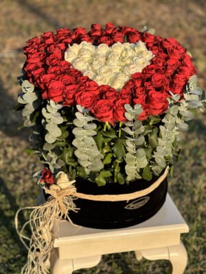Adana siyah yuvarlak kutu gül, kırmızı güllerle çevrili ortası beyaz güllerden kalp tasarımı.