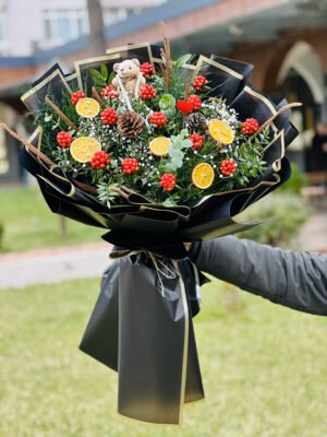 Adana kokina buketi, yeni yılın şans çiçeği olan kırmızı meyveli taze kokina aranjmanı.