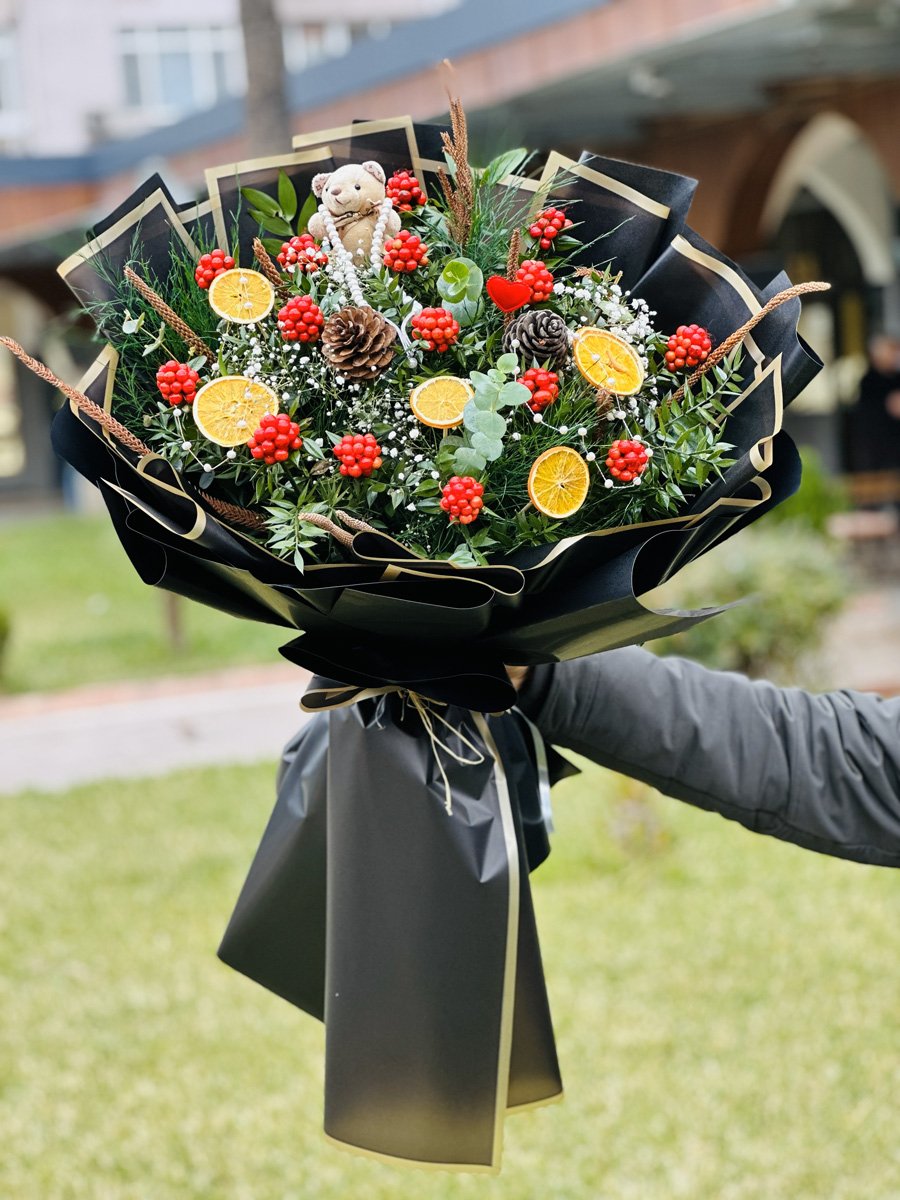 Adana kokina buketi, yeni yılın şans çiçeği olan kırmızı meyveli taze kokina aranjmanı.