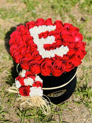 Adana yuvarlak kutuda harfli gül, zıt renkli güllerle ismin baş harfinin yazıldığı kişiye özel aranjman.