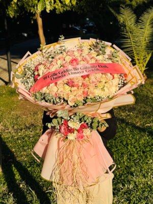 Adana 99 gül kız isteme buketi, pembe ve beyaz taze güllerden oluşan, üzerinde 99 gülle geldim yazılı kurdele bulunan altın kenarlı lüks ambalajlı dev aranjman.
