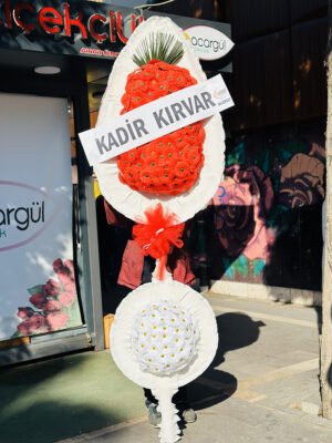 Adana açılış çelengi, beyaz sargılı iskelet üzerine kırmızı ve beyaz çiçeklerle hazırlanmış, ortasında kırmızı tül fiyonk bulunan çift katlı tebrik çelengi.