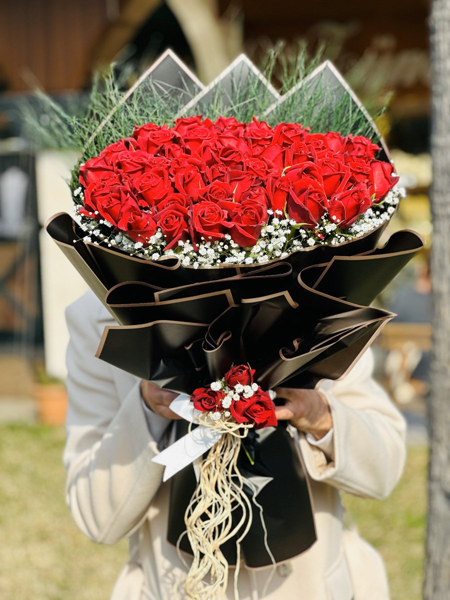 Adana 51 kırmızı gül buketi, altın yaldız detaylı geometrik kesimli lüks siyah kağıda sarılı dev gül aranjmanı.