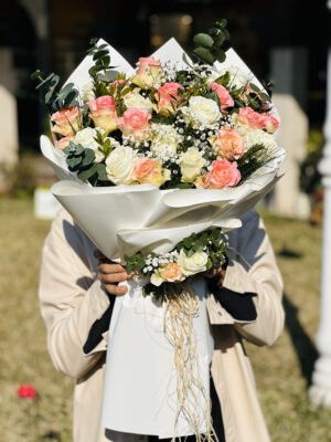 Adana beyaz ve pembe gül buketi, lüks beyaz kağıda sarılı, okaliptüs ve cipso detaylı pastel tonlu dev aranjman.