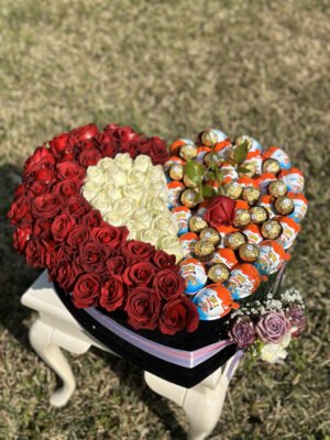 Adana kalpli çikolatalı gül kutusu, yarısı kırmızı ve beyaz güllerle, yarısı Kinder Joy ve Ferrero Rocher çikolatalarla dolu lüks siyah dev kalp aranjmanı.