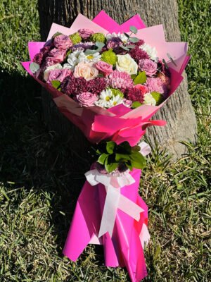 Adana mor gül buketi, fuşya ve pembe kağıda sarılı, yeşil ponpon krizantemler, mürdüm kasımpatılar ve beyaz güllerle hazırlanan renkli aranjman.