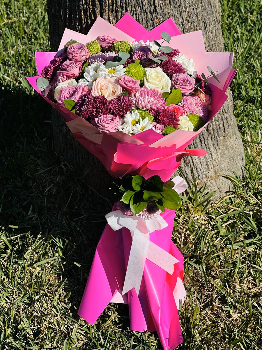 Adana mor gül buketi, fuşya ve pembe kağıda sarılı, yeşil ponpon krizantemler, mürdüm kasımpatılar ve beyaz güllerle hazırlanan renkli aranjman.