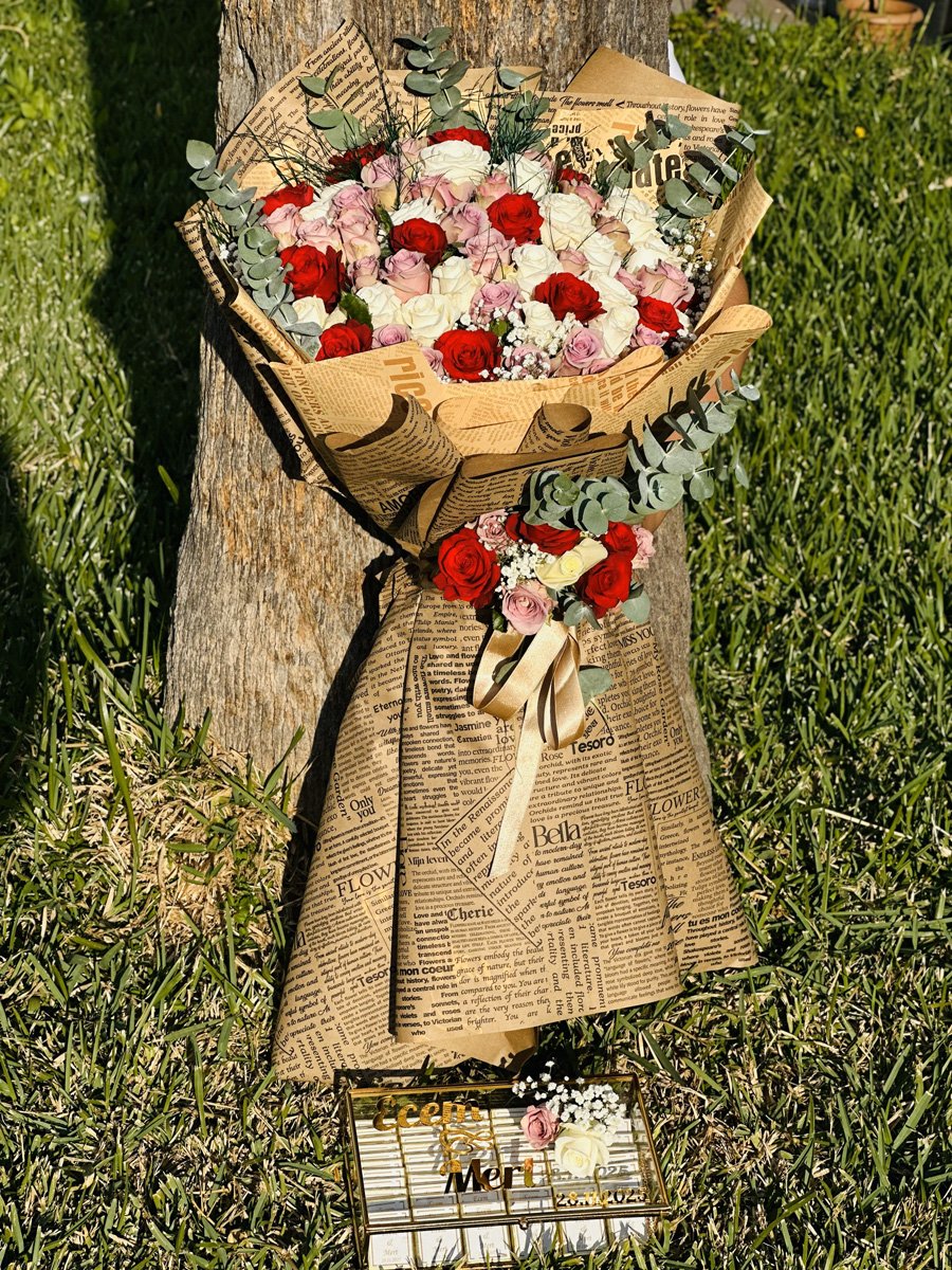 Adana kız isteme seti, gazete desenli kraft kağıda sarılı kırmızı, beyaz ve pembe güllerden oluşan dev buket ve önünde isim yazılı cam nişan gondolu.