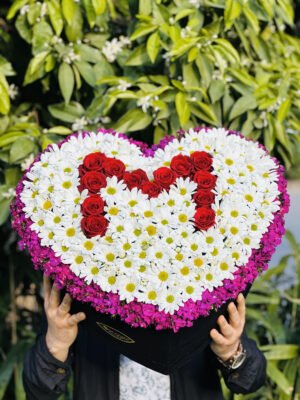 Adana kişiye özel harfli çiçek, lüks siyah dev kalp kutuda beyaz papatyalar, kırmızı güllerle yazılmış baş harf ve pembe çiçek çerçeveli VIP tasarım.