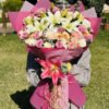 Adana lilyumlu buket, mürdüm ve fuşya kağıda sarılı, dev beyaz lilyumlar, somon ve pembe güllerle hazırlanan hacimli VIP aranjman.