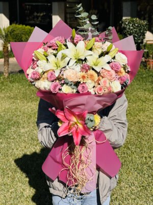 Adana lilyumlu buket, mürdüm ve fuşya kağıda sarılı, dev beyaz lilyumlar, somon ve pembe güllerle hazırlanan hacimli VIP aranjman.