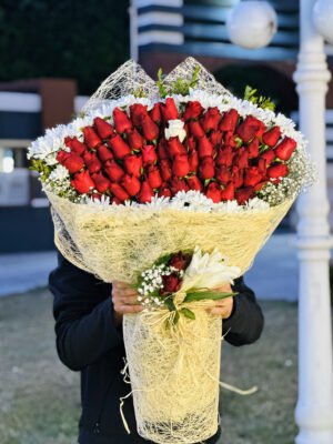 Adana 41 gül buketi, dışı beyaz papatyalarla çevrili ve natürel hasır ambalaja sarılı kucak dolusu 41 adet kırmızı gül aranjmanı.