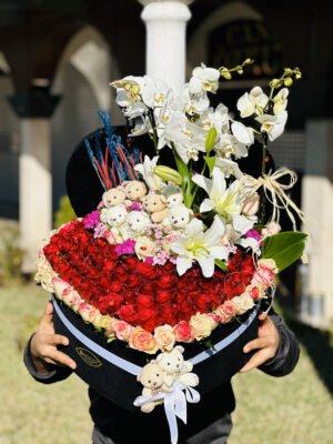 Adana dev kalp kutuda orkide ve kırmızı gül, peluş ayıcıklarla süslenmiş gösterişli VIP çiçek aranjmanı