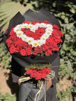 Adana kalpli gül buketi, lüks siyah kağıda sarılı kırmızı güllerin ortasına beyaz papatyalarla kalp motifi işlenmiş dev aranjman.