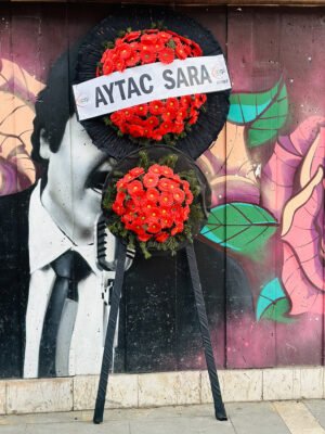 Adana cenaze çelengi, siyah sargılı iskelet üzerine kırmızı çiçeklerle hazırlanmış 2 katlı taziye ve merasim çelengi.