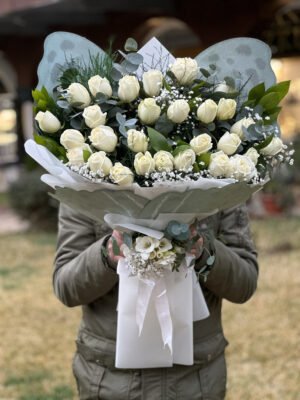 Adana beyaz gül buketi, lüks su yeşili ve beyaz kağıda sarılı, okaliptüs yaprakları ve cipso çiçekleriyle süslenmiş taze beyaz gül aranjmanı.