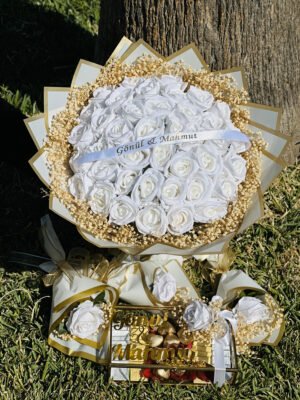 Adana kişiye özel söz ve nişan VIP seti, 41 yapay beyaz gül buketi ve isimli çikolatalı gondol ile 3 mini buket.